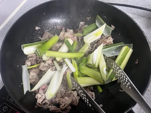 Sliced daepa green onion stir-frying with beef to release aroma