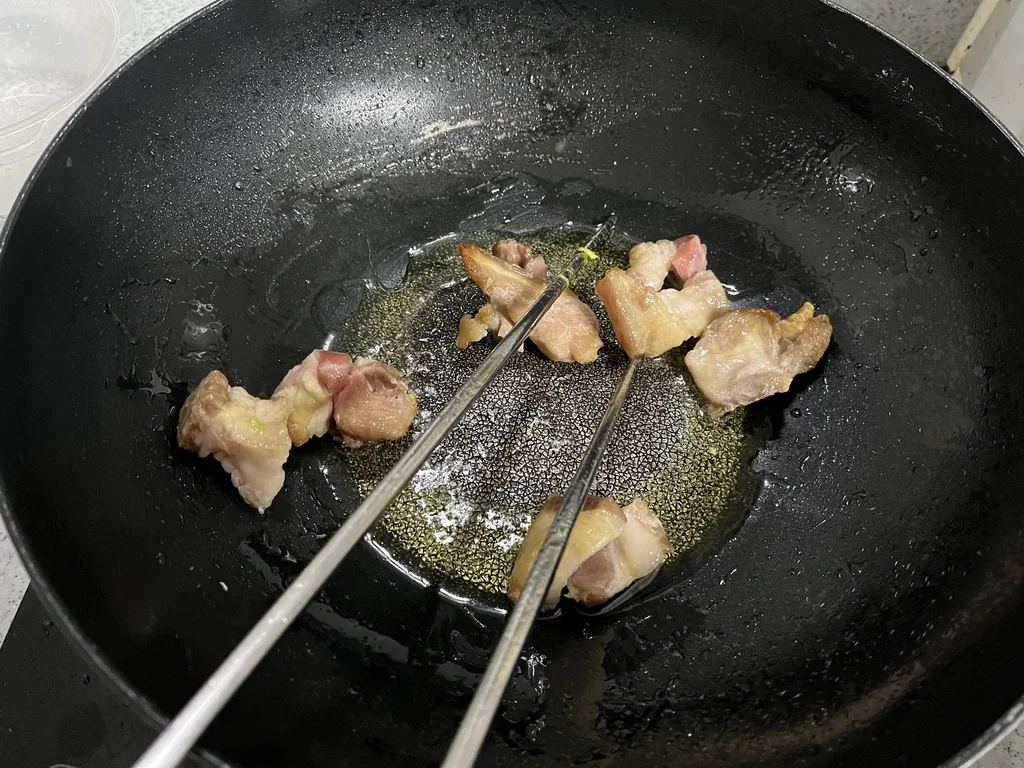 豚肉を投入