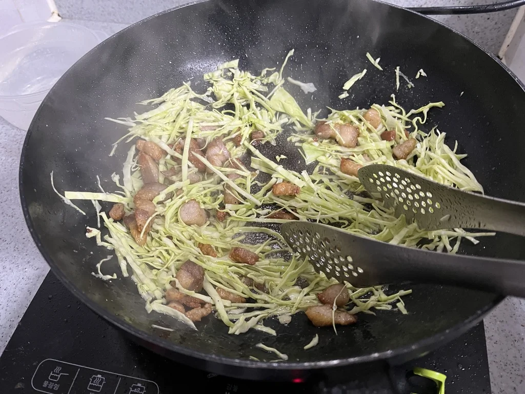 炒める